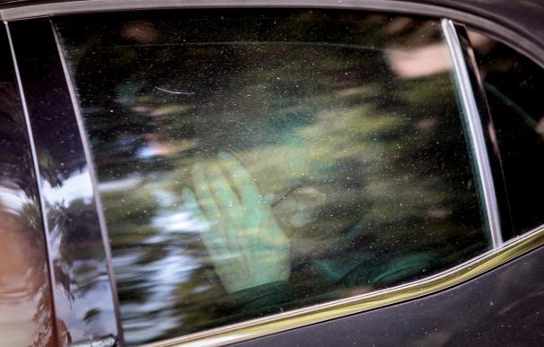 El exsubdelegado del Gobierno en Valencia, Rafael Rubio, a su salida en un coche policial tras el registro efectuado en su domicilio en el marco de la operación Azud.