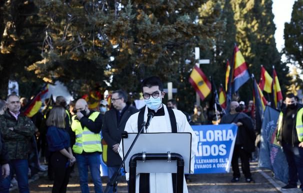 Varias personas participan en una marcha neonazi en Madrid