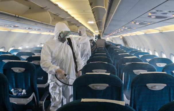 Desinfección de un avión en el aeropuerto de la capital de Vietnam, Hanoi, durante la pandemia de coronavirus.