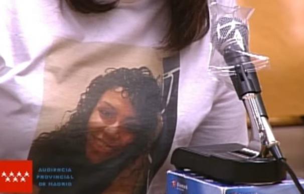 La madre de Heidi Paz declara en el juicio del Rey del Cachopo con una camiseta que muestra el rostro de su hija.