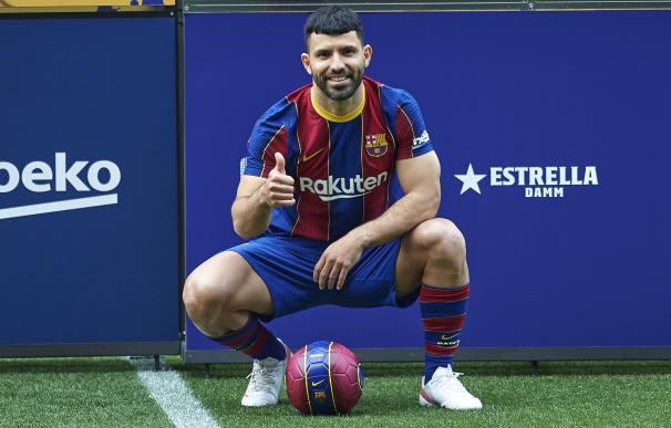 31 May 2021, Spain, Barcelona: Barcelona's new signing Sergio Aguero poses on the pitch of the Camp Nou stadium during his official presentation as a new player of the team following his departure from Manchester City. Photo: Gerard Franco Crespo/DAX via ZUMA Wire/dpa Gerard Franco Crespo / DAX via ZUM / DPA 31/5/2021 ONLY FOR USE IN SPAIN