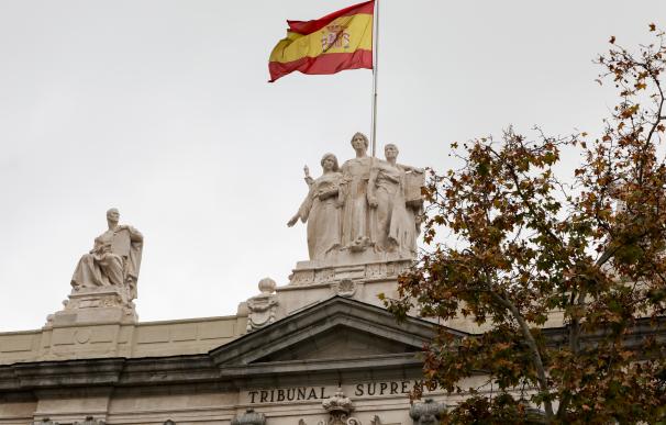 Bandera española en lo alto del edificio del Tribunal Supremo
