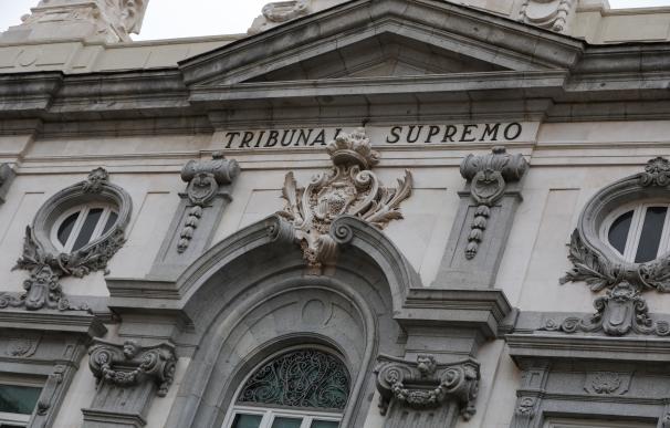 Escudo de España en la fachada del edificio del Tribunal Supremo