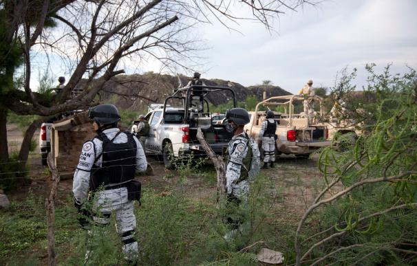 Soldados de la Guardia Nacional vigilan hoy el área en que se produjo la inundación y el colapso de una mina en el municipio de Múzquiz, estado de Coahuila (México).