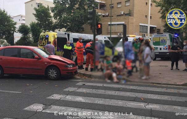 Una ambulancia ha colisionado con un vehículo en Nervión (Sevilla).