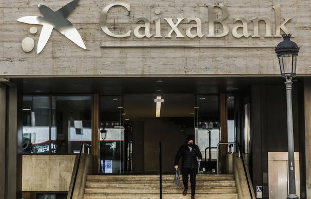 Logo de Caixabank en la antigua sede de Bankia