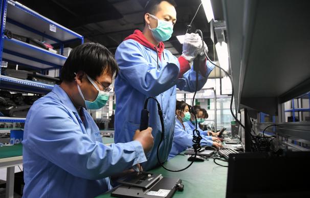 Un grupo de trabajadores durante su turno en una fábrica de Pekín que se encarga de reparaciones electrónicas. REN CHAO / XINHUA NEWS / CONTACTOPHOTO (Foto de ARCHIVO) 5/10/2020 ONLY FOR USE IN SPAIN