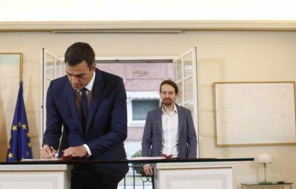 Pedro Sánchez firma el acuerdo con Podemos que incluía la subida del SMI