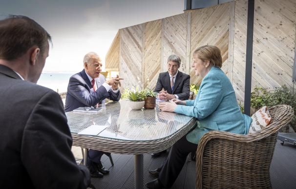 Angela Merkel, canciller alemana, y Joe Biden, presidente de EEUU, con los asesores de política exterior Jan Hecker y Jake Sullivan.
