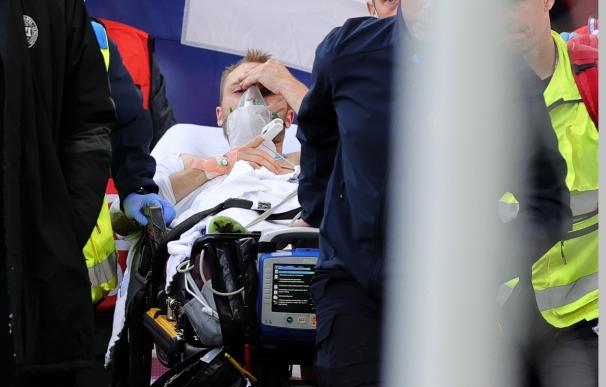 Christian Eriksen, de la Selección de Dinamarca, es llevado en camilla al hospital tras desplomarse en un partido de la Eurocopa.