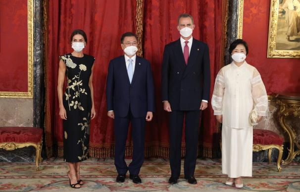 os reyes Felipe (2d) y Letizia (i) ofrecen al presidente de la República de Corea Moon Jae-In y su esposa Kim Jung-Sook