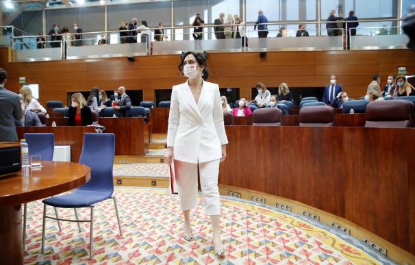 La presidenta en funciones y candidata a la Presidencia de la Comunidad de Madrid, Isabel Díaz Ayuso, entra en el hemiciclo de la Asamblea de Madrid para asistir a la primera jornada del debate de investidura este jueves