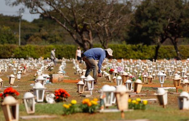 Un funcionario camina en el cementerio Campo da Esperança, en Brasilia (Brasil).