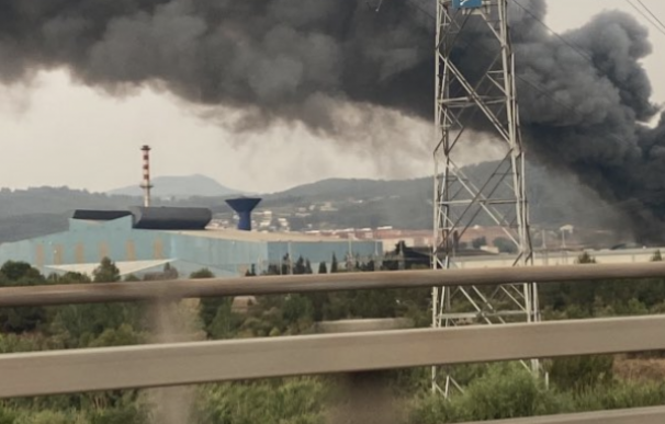 Vista del incendio en la nave de Castellbisbal.