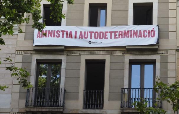 Òmnium despliega una pancarta ante el Liceu para pedir a Sánchez amnistía y autodeterminación ÒMNIUM CULTURAL 21/6/2021
