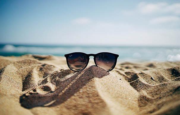 Gafas de sol en la arena de la playa
