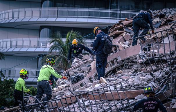 Miembros del equipo de búsqueda y rescate urbano del sur de Florida trabajan en los escombros del edificio derrumbado en Miami.