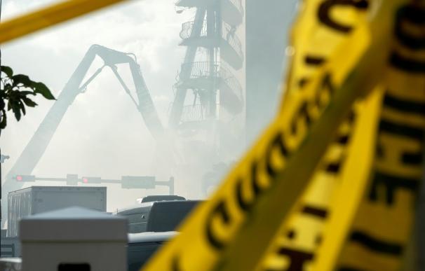 El equipo de rescate de Miami-Dade sigue buscando víctimas en los restos del edificio derrumbado.