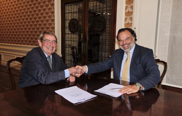 Fernando de Yarza López-Madrazo junto a Alejandro Echevarría Busquet firmando el acuerdo de colaboración entre ambos organismos