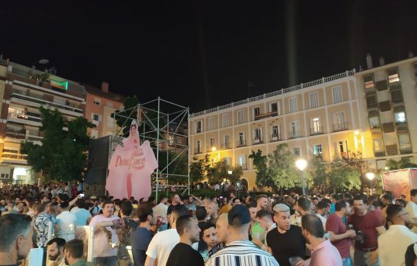 Botelllón en la plaza Pedro Zerolo de Madrid durante las fiestas del Orgullo 2021.
