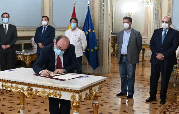 El ministro Miquel Iceta firma ante el resto de firmantes del acuerdo de interinos.
