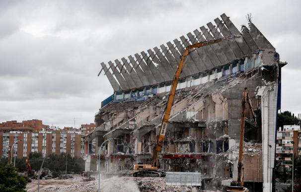Una demoledora derriba la última pared del estado Vicente Calderón