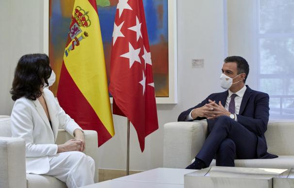 El presidente del Gobierno, Pedro Sánchez, durante una reunión con la presidenta de la Comunidad de Madrid, Isabel Díaz Ayuso.