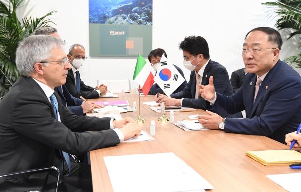 El ministro de Finanzas surcoreano, Hong Nam-ki, y su homólogo italiano, Daniele Franco.