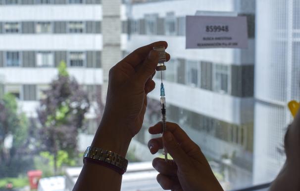 Una enfermera sostiene una vacuna contra el Covid-19 en el dispositivo puesto en marcha en el Hospital de La Paz.
