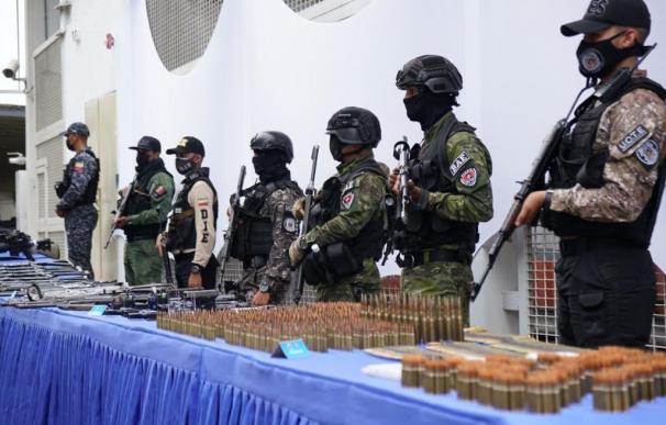 Fotografía cedida donde se observa a miembros de las fuerzas de seguridad de Venezuela vigilando parte del material incautado en el barrio Cota 905.