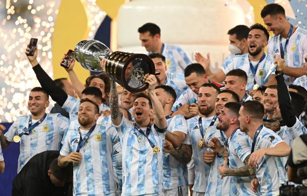 Messi levanta el trofeo de la Copa América junto a la selección argentina tras derrotar a Brasil.
