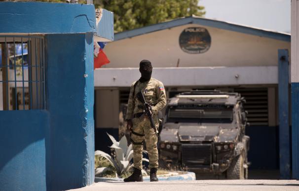 Un policía vigila el destacamento donde se encuentran detenidos los sospechosos de haber asesinado al presidente haitiano Jovenel Moise