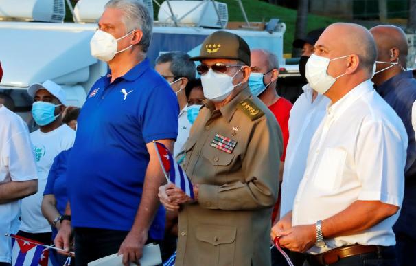 El presidente de Cuba, Miguel Diaz-Canel, y Raúl Castro participan en un acto de apoyo a la revolución, en La Habana.