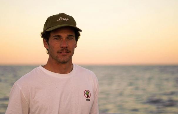 El surfista Óscar Serra. Imagen tuiteada por la Federación Española de Surfing.