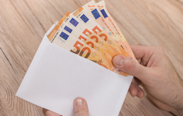 Dinero, euros en un sobre, persona recibiendo dinero