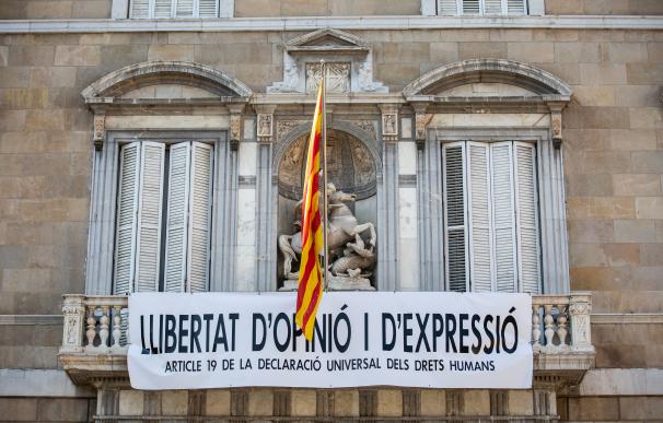 Una pancarta colgada en el balcón de la fachada del palacio de la Generalitat con la frase 'Libertad de opinión y expresión' a 22 de marzo del 2019.