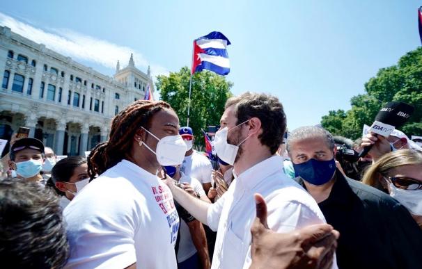 Pablo Casado asiste a las protestas contra el gobierno cubano en Madrid.