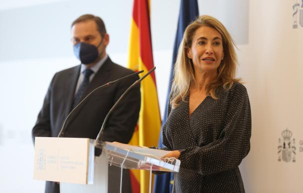 La ministra de Transportes, Raquel Sánchez, tras recibir la cartera ministerial de su predecesor, José Luis Ábalos (al fondo)