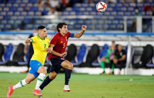 El español Jesús Vallejo pelea el balón ante el brasileño Paulinho durante la final de fútbol masculino entre Brasil y España en los Juegos Olímpicos.