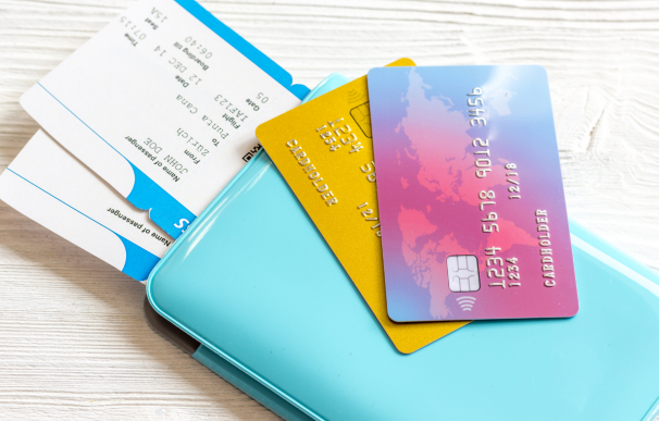 Algunas tarjetas de crédito permiten ahorrar cuando se hacen viajes.