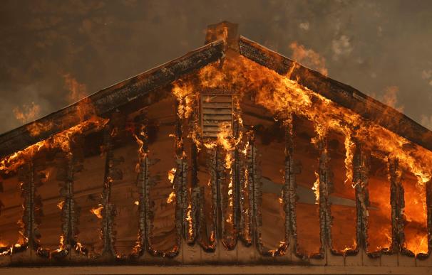 Vista de la estructura de una casa pasto de las llamas en el incendio declarado en la localidad de Dixie en Taylorsville, California, Estados Unidos.