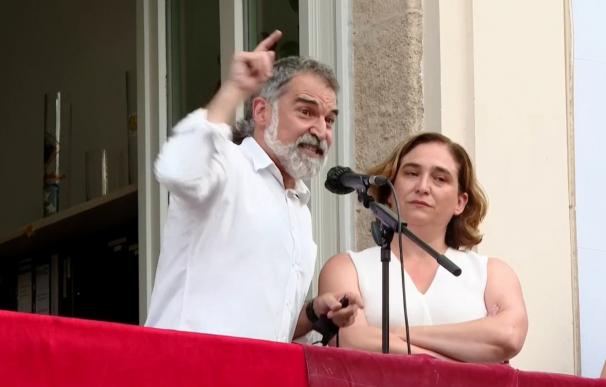 Jordi Cuixart interrumpe a Ada Colau en Gràcia mientras abuchean a la alcaldesa.