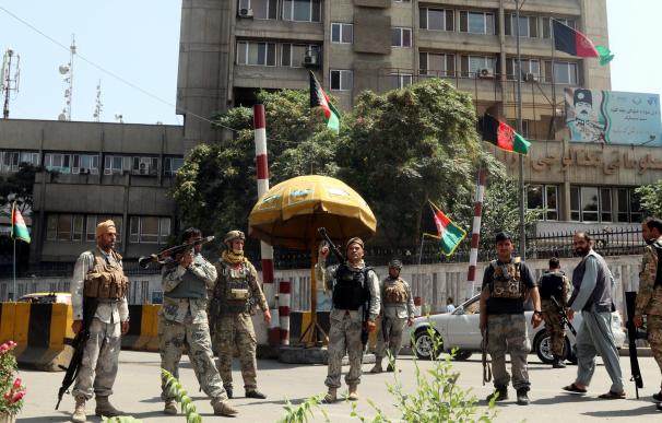 Fuerzas armadas de Afganistán en Kabul, donde todavía no entran los talibán mientras negocian con el Gobierno afgano.