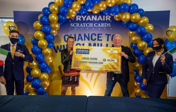 Lorena Faitini, pasajera de Ryanair que ganó 100.000 € en la lotería de la aerolínea.