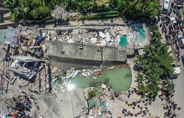 Suben a 1.297 los muertos del terremoto en Haití en plena crisis económica