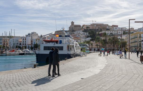 Transeúntes caminan por el Puerto de Ibiza (Foto de archivo)