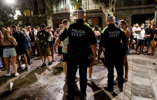 La Guardia Urbana desaloja por aglomeraciones las plazas del barrio Gràcia, en Barcelona ,de la ciudad durante sus fiestas.