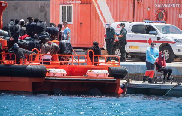 Un barco de Salvamento Marítimo y el pesquero Ave María II han conseguido rescatar, casi a la desesperada, a 65 inmigrantes subsaharianos.