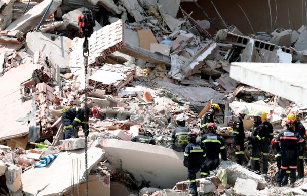 El derrumbe de un edificio de tres plantas en una urbanización de Peñíscola (Castellón).