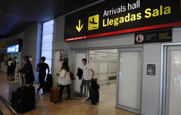 Pasajeros procedentes de un vuelo con origen Gran Bretaña llegan a la terminal T1 del Aeropuerto Adolfo Suárez Madrid-Barajas.